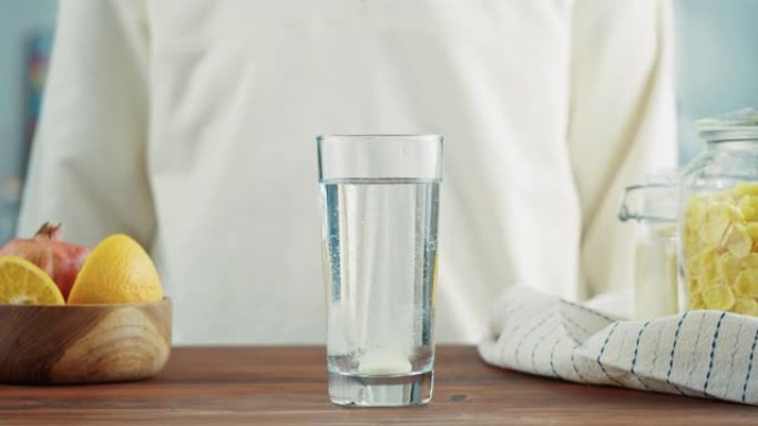 泡腾片维生素c营养补充剂在玻璃与黄色碳酸水，运动药物，健康的早晨。阿司匹林退热药