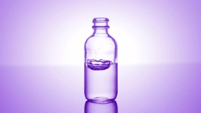 水杨酸落入带有紫色液体的医疗瓶中