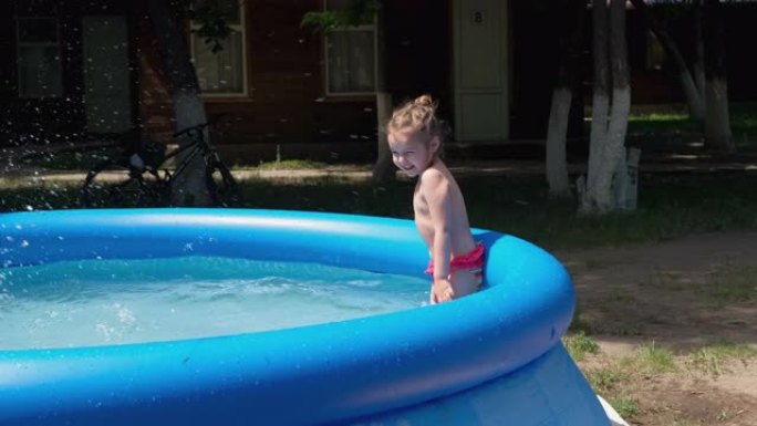 小女孩在游泳池里泼水。