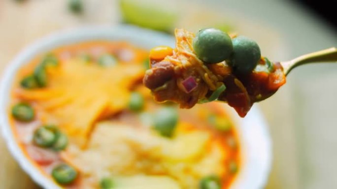 金勺墨西哥汤。墨西哥汤配三种奶酪。皇家汤加鳄梨和花生配瓦萨比。我使用浪漫的随从和金勺。微距拍摄