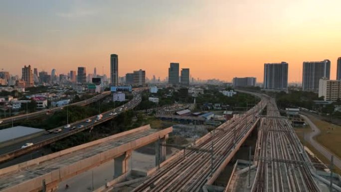 架空无人机高速公路的高角度视图邦苏大站是一个新的铁路枢纽，在泰国曼谷日落时有快速列车