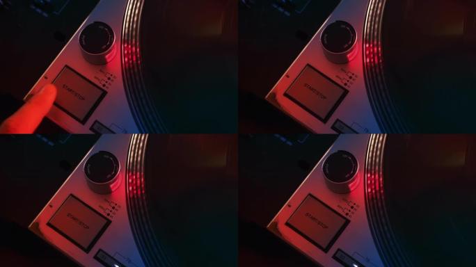 有旋转黑胶唱片的工作唱机。霓虹蓝色和红色