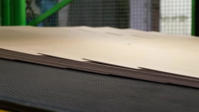 纸板容器生产企业。瓦楞纸板坯料生产输送线。用废纸制造纸板芯。