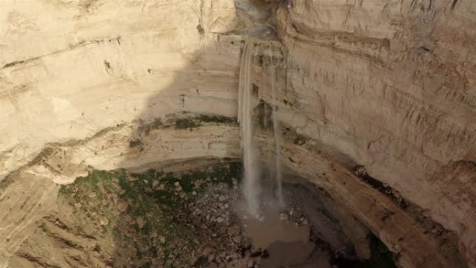 沙漠瀑布中的强大山洪-航拍镜头