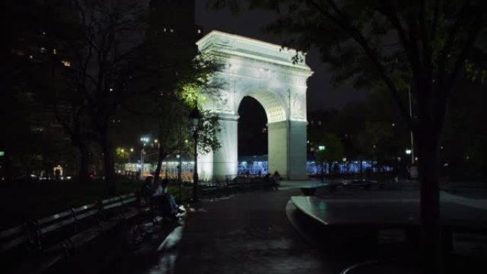 夫妇晚上坐在纽约市华盛顿广场公园