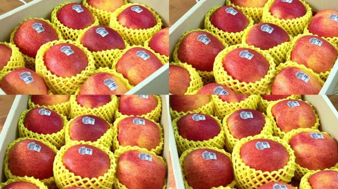 泰国曼谷2022年2月3日包装的新鲜红苹果准备出售，美国。红色嫉妒苹果在包装箱中发货。