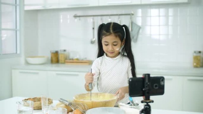 小Vlogger在家庭厨房拍摄和直播烘焙教程