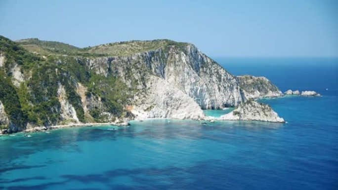 希腊夏季炎热的凯法利尼亚岛西海岸的偏远海滩和翠绿的海湾