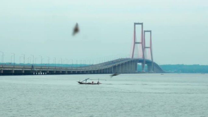 带苏拉马杜大桥的马都拉海峡景观