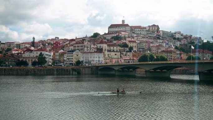 欧洲葡萄牙科英布拉蒙德戈河的皮划艇上的一队游泳者。