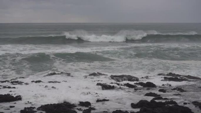 海浪在雷神的上空坠落