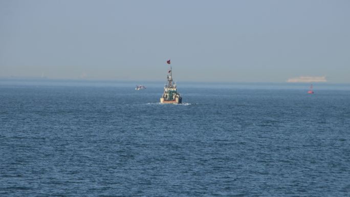 春季出海作业的白色玻璃钢渔船