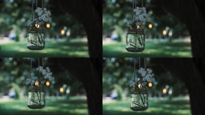 用花装饰树的玻璃罐