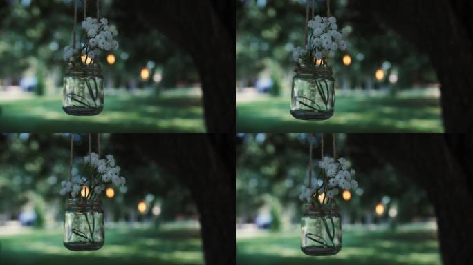 用花装饰树的玻璃罐