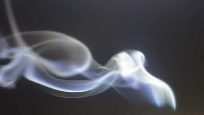 蚊香中的烟雾在慢动作中，白烟在黑暗中缓慢漂浮通过空间，产生大气烟雾，起雾效果。VFX元素