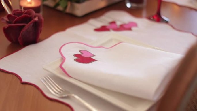 情人节主题餐盘和餐巾架，空心菜和玫瑰餐桌的特写视频，大流行期间空情人节餐桌的慢动作视频，餐桌服务，餐