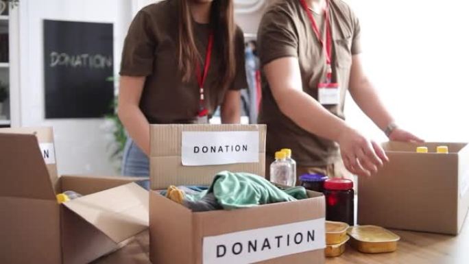 两名志愿者托运并打包捐款箱