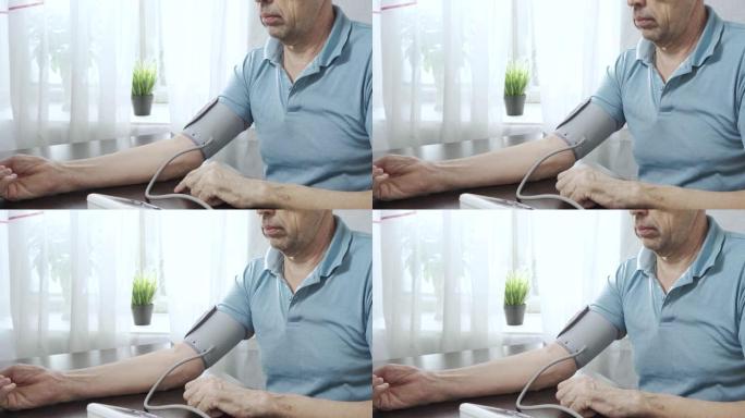 一位老人用眼压计测量自己的血压