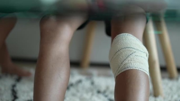 从伤口中恢复的儿童腿绷带