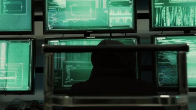 一名黑客程序员穿着连帽衫，戴着黑色黑客面具，隐藏自己的身份，利用电脑进行黑客活动