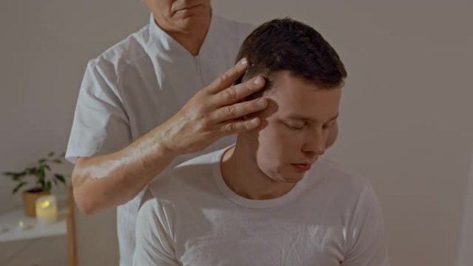 水疗沙龙专业头部按摩。人工偏头痛治疗。