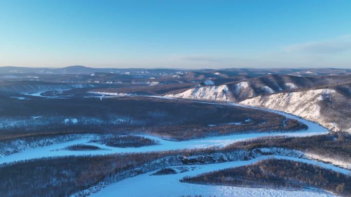 航拍大兴安岭激流河山林雪景