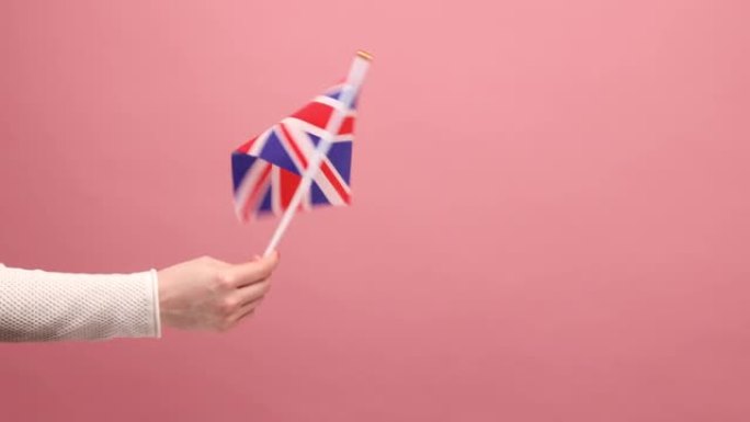 6月4日:英国独立日，妇女手中举着英国组成单位的旗帜。