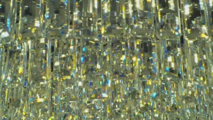 许多玻璃元素闪闪发光反射光。特写