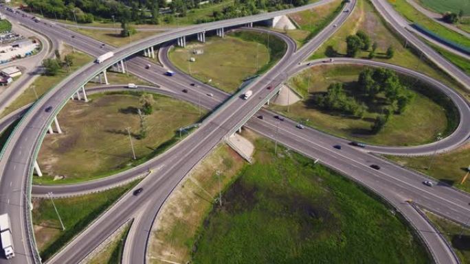 城市交通繁忙的道路交汇处或高速公路交叉口的鸟瞰图