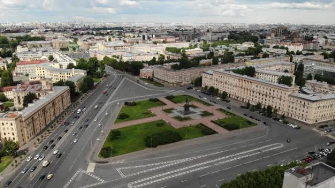 圣彼得堡的基洛夫广场，中间有列宁纪念碑。空中