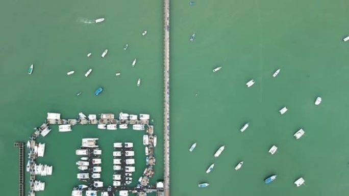 顶视图最大的码头有许多船停泊在普吉岛。