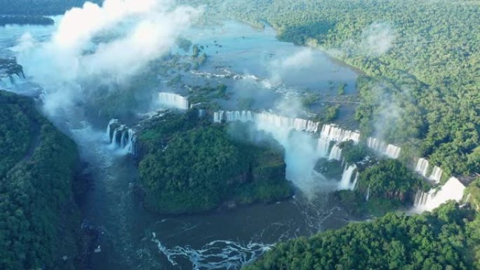 伊瓜苏瀑布的鸟瞰图，伊瓜苏河上的纪念性瀑布系统，萨尔托圣马丁和其他瀑布-巴西/阿根廷边界的景观全景，