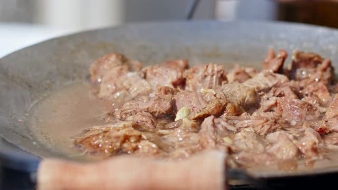 传统的土耳其绵羊烤肉食品命名为Sac Kavurma