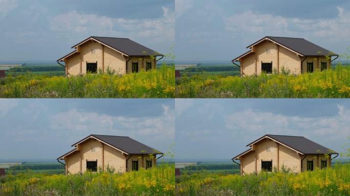 以黄色加拿大一枝黄花和木屋为背景的乡村景观视频。