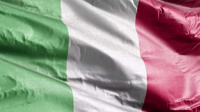 意大利纺织的旗帜在风中缓缓飘扬。意大利旗帜在微风中平稳摇摆。面料纺织组织。完全填充背景。20秒循环。