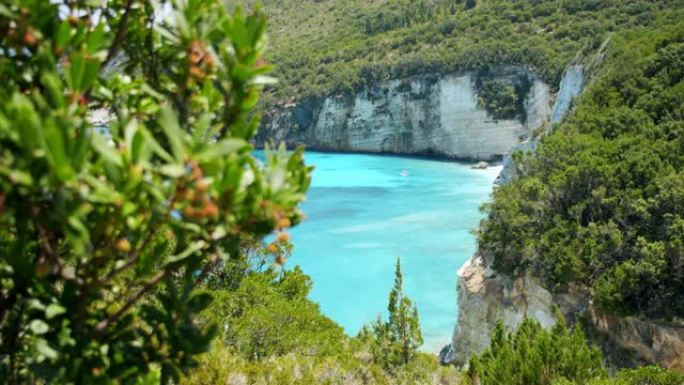 希腊蓝色海和岩石海岸暑假欧洲岛上的隐藏湾