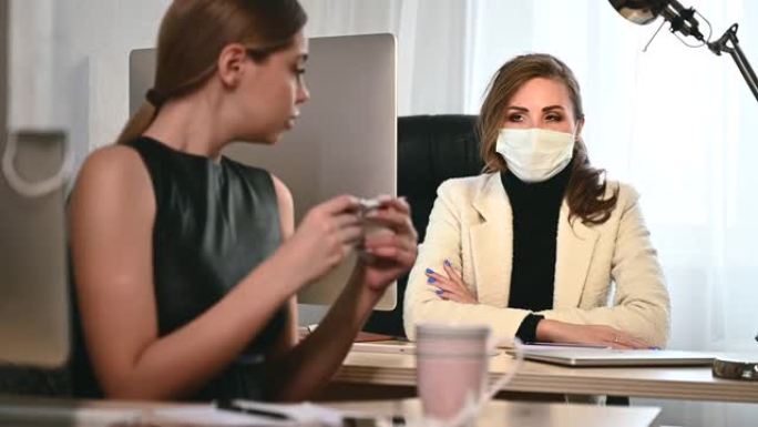 年轻女子在办公室生病，发热高，症状病毒。同事不高兴，戴上了口罩。冠状病毒或流感