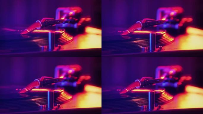 有旋转黑胶唱片的工作唱机。霓虹蓝色和红色