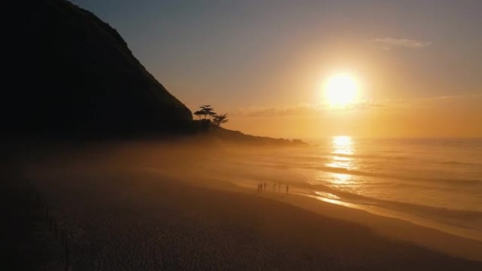巴西里约热内卢西侧的天堂Prainha海滩的鸟瞰图。周围的大山。黎明时分阳光明媚。绿色的海洋。无人机
