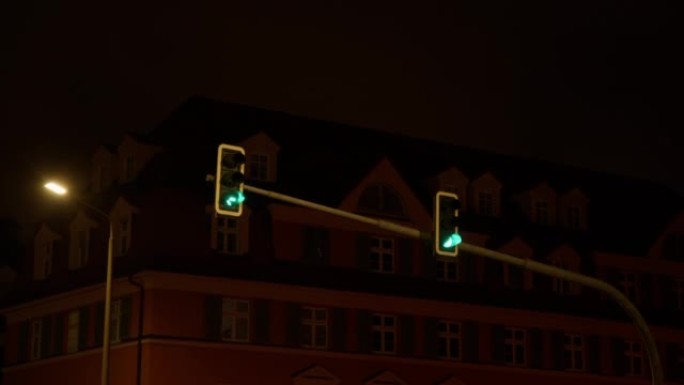夜间红绿灯在停车和停车之间切换