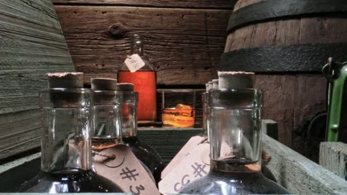 旧酒厂仓库的玻璃和瓶子里的金色威士忌。