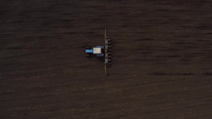 农机耕黑土无人机镜头的俯视图