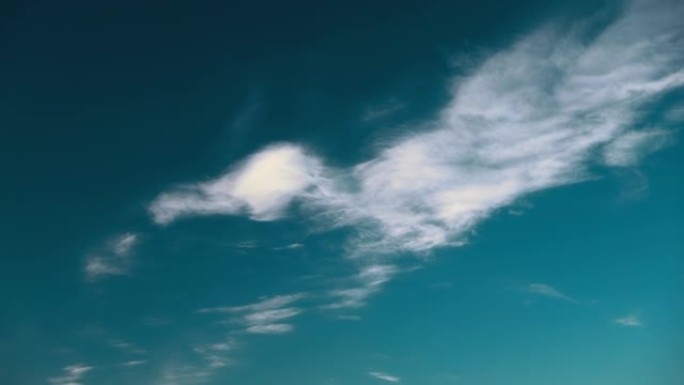 卷云云天空在多云的天空中移动。天空背景云景4k延时，延时，延时。4k背景。抽象的蓝色和白色