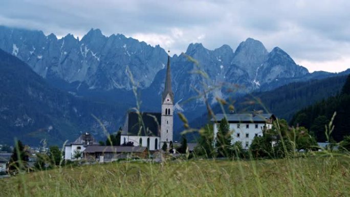 阿尔卑斯山奥地利戈绍田野的教堂。背景中傍晚的山脊