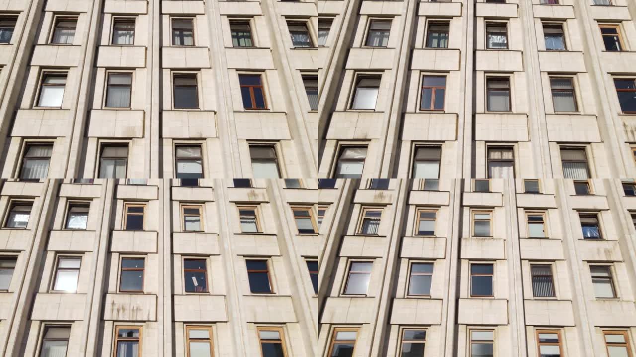 以前苏联风格建造的建筑物的许多窗户