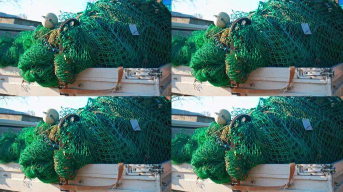 一堆缠结的专业尼龙渔网，带有浮标和标记