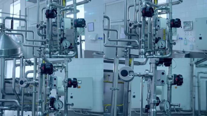 食品加工厂。牛奶工厂内部带有金属管和现代电器的新型工业设备。