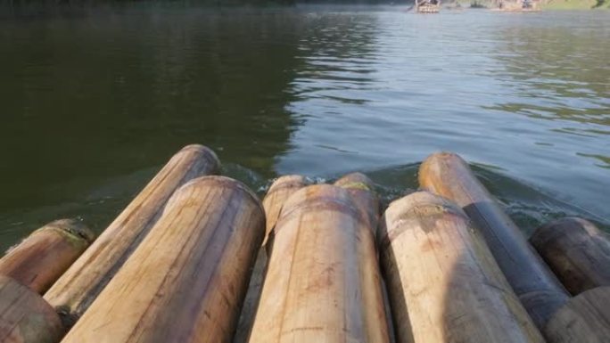 泰国湄宏顺庞欧湖 (庞塘水库) 日出时，在迷雾河上美丽的湖中漂流竹子。