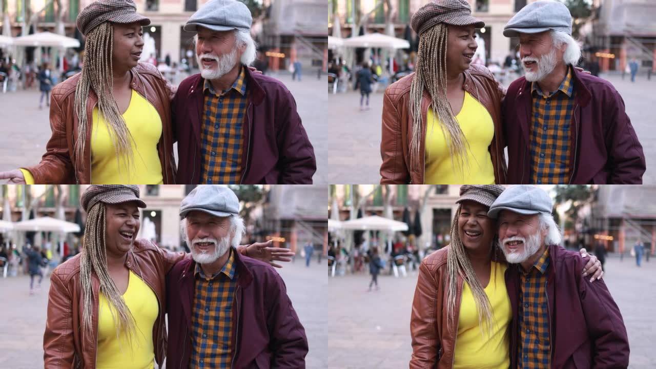 多种族的老年夫妇在户外玩得开心，背景是城市 -- 爱情、关系和快乐的老年人生活方式理念
