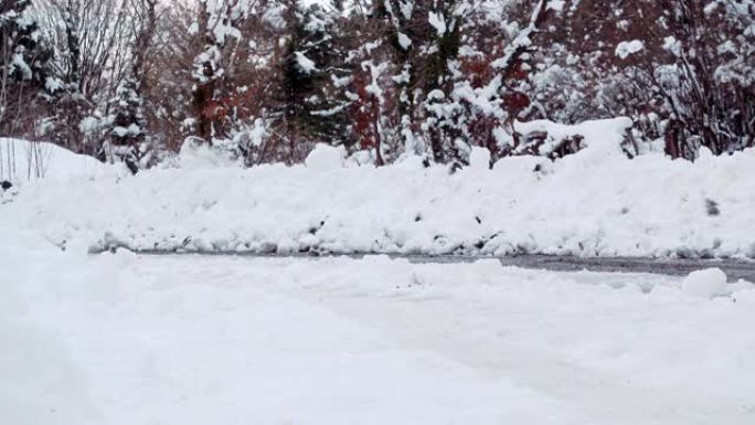带有防滑链的汽车在冰雪路面上行驶